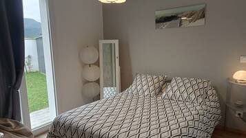 3 slaapkamers, een strijkplank/strijkijzer, gratis wifi, beddengoed