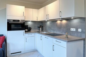 Kühlschrank, Mikrowelle, Ofen, Herdplatte