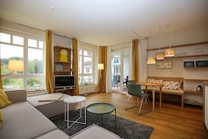 Fernseher, Bücher, Stereoanlage