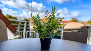 Een potplant op een ronde tafel buiten.