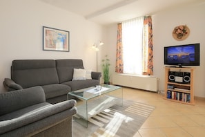 Fernseher, DVD-Player, Bücher, Stereoanlage