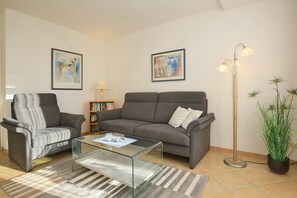 Fernseher, DVD-Player, Bücher, Stereoanlage