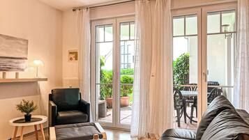 Fernseher, DVD-Player, Bücher, Stereoanlage