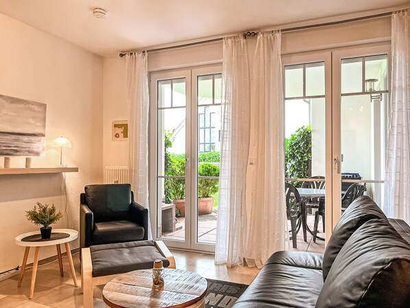 Fernseher, DVD-Player, Bücher, Stereoanlage