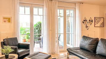 Fernseher, DVD-Player, Bücher, Stereoanlage