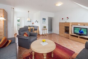 Fernseher, Bücher, Stereoanlage