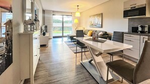 Una cocina moderna con comedor, sofá y vistas al exterior.