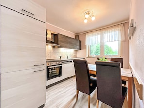 Kühlschrank, Mikrowelle, Ofen, Herdplatte