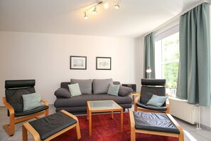 Fernseher, Bücher, Stereoanlage