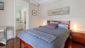 Room - Quaint & Cosy 1 Bedroom Apartment in Queenslander. (Annerley)