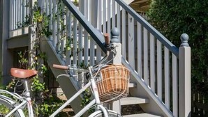 Exterior - Quaint & Cosy 1 Bedroom Apartment in Queenslander. (Annerley)