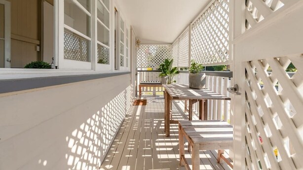 Outdoor dining - Quaint & Cosy 1 Bedroom Apartment in Queenslander. (Annerley)