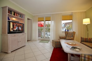 Fernseher, DVD-Player, Bücher, Stereoanlage