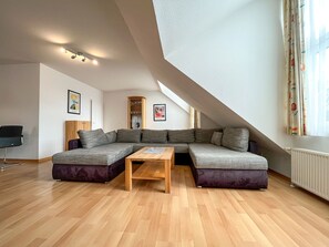 Fernseher, DVD-Player, Bücher, Stereoanlage