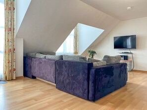 Fernseher, DVD-Player, Bücher, Stereoanlage