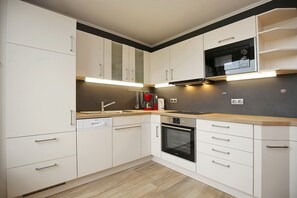 Kühlschrank, Mikrowelle, Ofen, Herdplatte