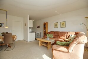 Fernseher, DVD-Player, Bücher, Stereoanlage