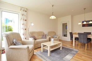 TV, DVD-spiller, bøker og stereoanlegg