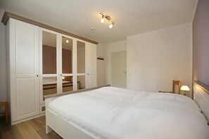 2 soverom, strykejern/-brett og reiseseng for barn