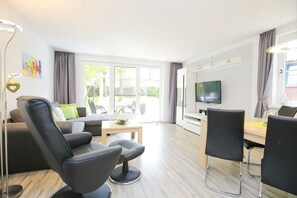 Fernseher, Bücher, Stereoanlage