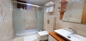 Shower, free toiletries, hair dryer, bathrobes - Bulvar Hotel (Izmir)
