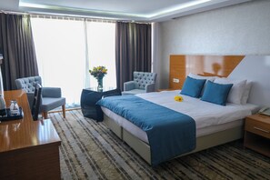 Phòng đôi Junior, quang cảnh biển | Bộ đồ giường cao cấp, minibar, két bảo mật tại phòng, bàn