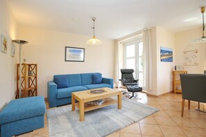 Fernseher, Bücher, Stereoanlage