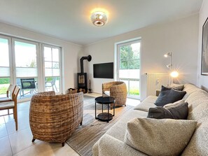 Fernseher, Kamin, DVD-Player, Bücher