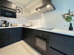 Kühlschrank, Mikrowelle, Ofen, Herdplatte