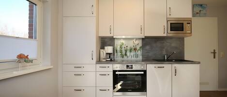 Jääkaappi, mikroaaltouuni, uuni, liesi