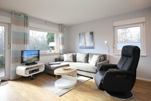 Fernseher, Kamin, DVD-Player, Bücher