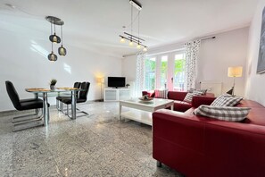 Fernseher, DVD-Player, Stereoanlage