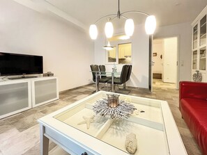 Fernseher, Bücher, Stereoanlage