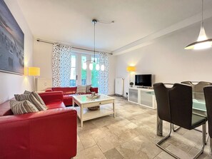 Fernseher, Bücher, Stereoanlage