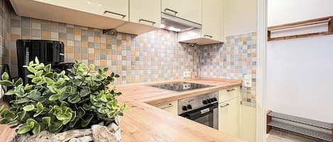 冷蔵庫、電子レンジ、オーブン、コンロ