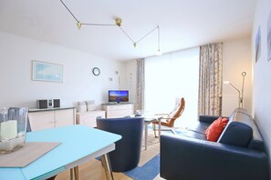 Fernseher, Bücher, Stereoanlage