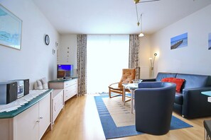 Fernseher, Bücher, Stereoanlage