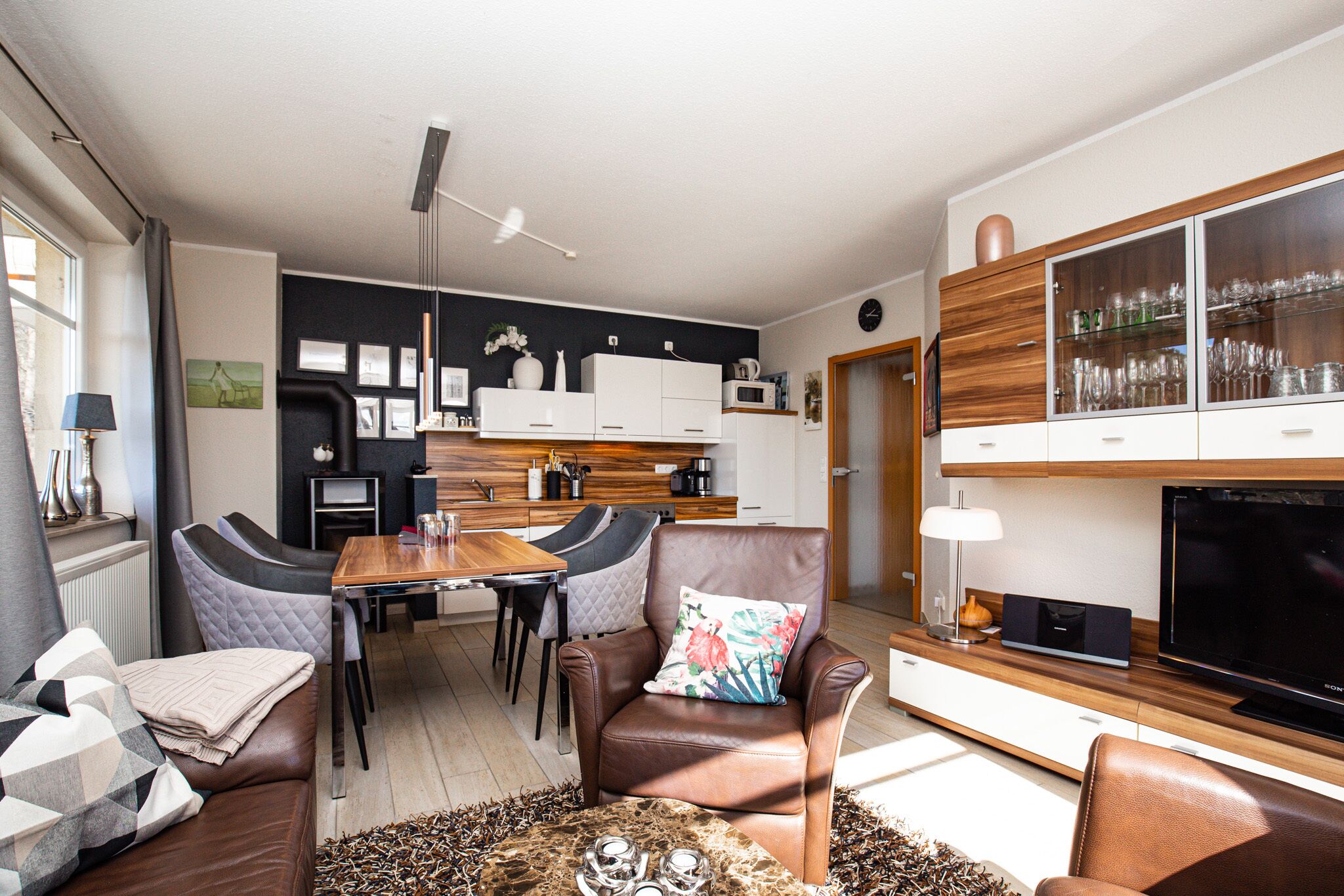 Fernseher, Kamin, DVD-Player, Stereoanlage