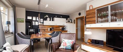 Fernseher, Kamin, DVD-Player, Stereoanlage