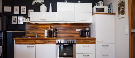 ثلاجة، ميكروويف، فرن، موقد طهي مسطح