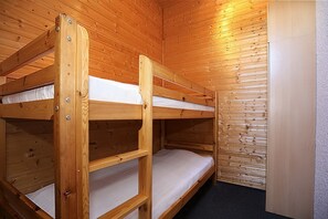2 Schlafzimmer, Reisekinderbett, kostenloses WLAN