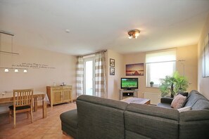 Fernseher, DVD-Player, Stereoanlage