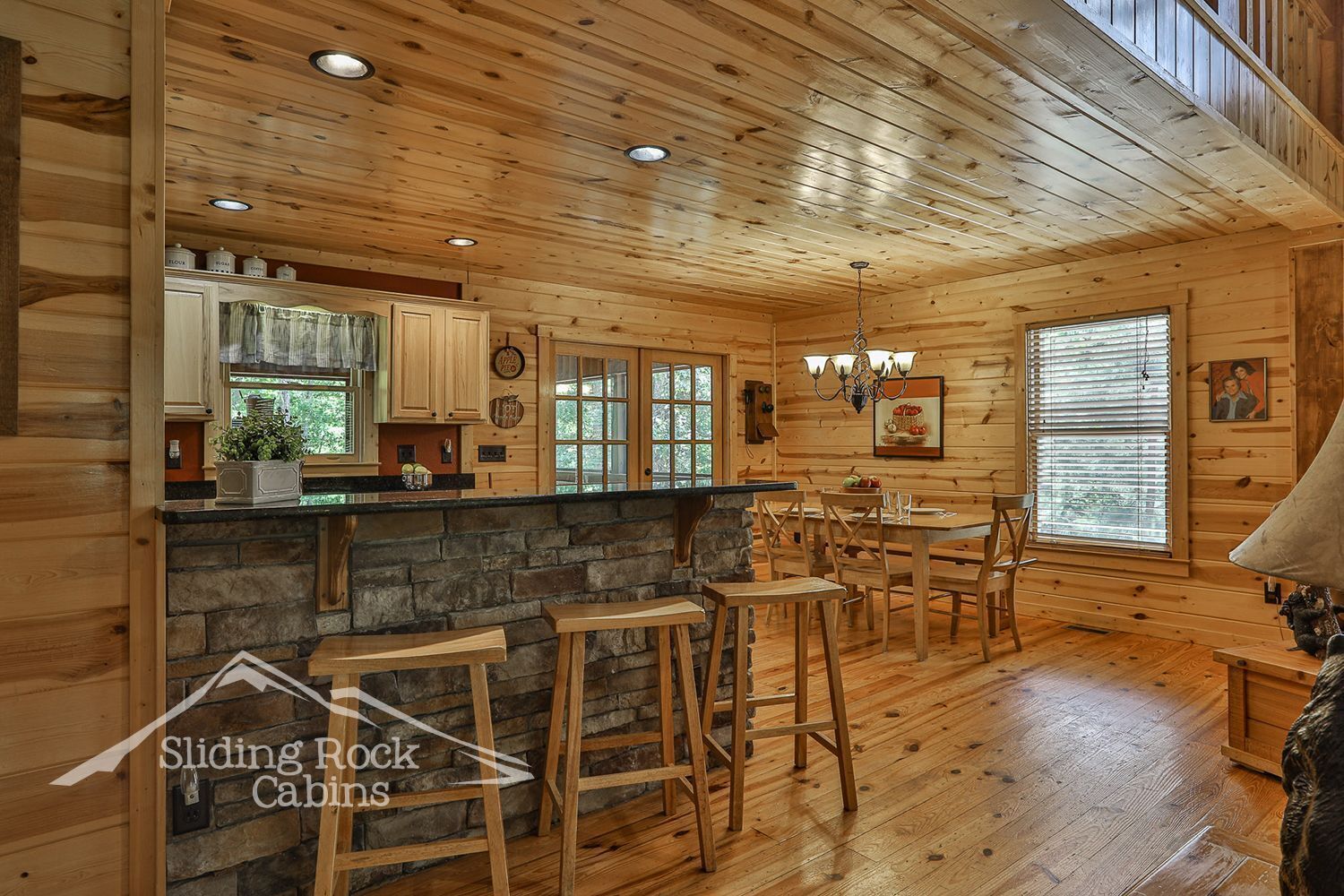 Coosawattee River Resort, 4/3.5 pet friendly, small fenced yard, hot tub,