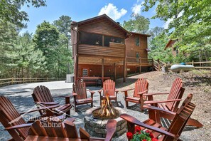 Outdoor dining - Coosawattee River Resort, 4/3.5 pet friendly, small fenced yard, hot tub, (Ellijay)