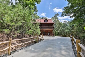 Exterior - Coosawattee River Resort, 4/3.5 pet friendly, small fenced yard, hot tub, (Ellijay)