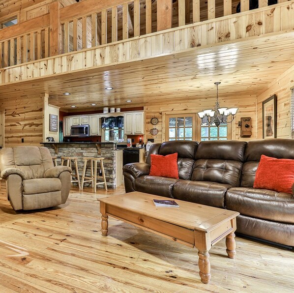 Fireplace, foosball, books - Coosawattee River Resort, 4/3.5 pet friendly, small fenced yard, hot tub, (Ellijay)