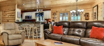 Coosawattee River Resort, 4/3.5 pet friendly, small fenced yard, hot tub,