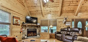 Fireplace, foosball, books - Coosawattee River Resort, 4/3.5 pet friendly, small fenced yard, hot tub, (Ellijay)