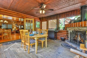 Dining - Coosawattee River Resort, 4/3.5 pet friendly, small fenced yard, hot tub, (Ellijay)