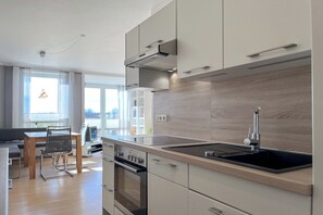 Fridge, microwave, oven, stovetop - Die Ferienwohnung Nr (Ostseebad Boltenhagen)